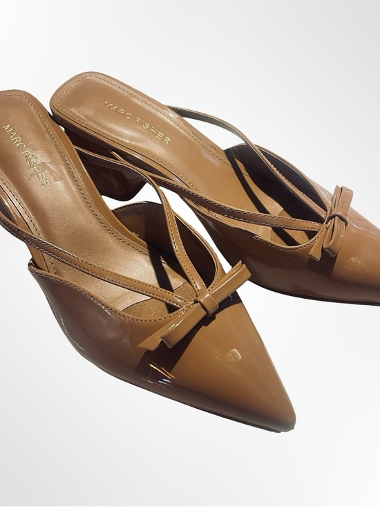 Marc Fisher Shoes - Marc Fisher Tan Patent Pointed-Toe Bow Slingback Mules in size 8.5